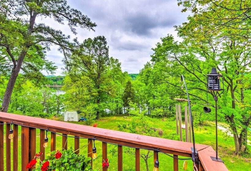 Cozy Kentucky Cabin W/ Sunroom, Yard & Views!