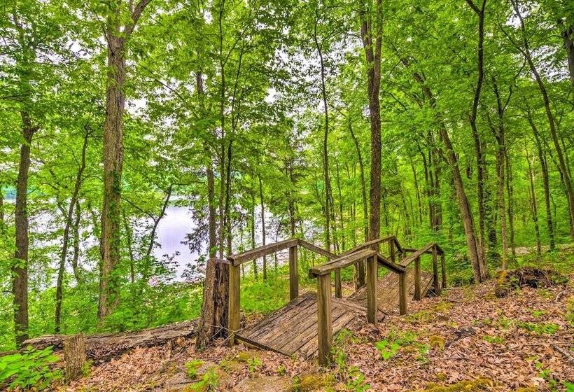 Cozy Kentucky Cabin W/ Sunroom, Yard & Views!