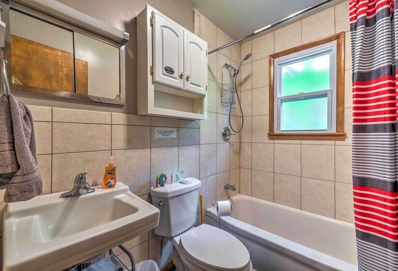 Cozy Kentucky Cabin W/ Sunroom, Yard & Views!