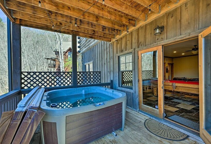 Hot Tub & Deck: Getaway Near Nantahala Gorge!