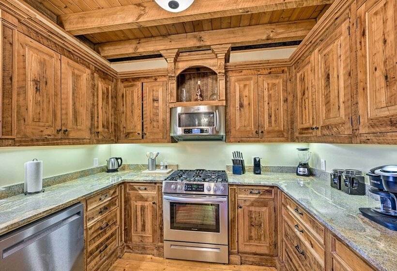 Hot Tub & Deck: Getaway Near Nantahala Gorge!