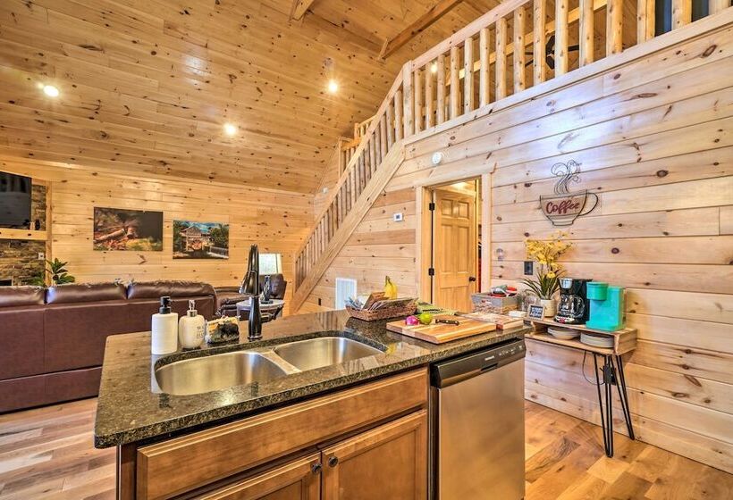 Gatlinburg Mountain Cabin: 4 Mi To National Park!