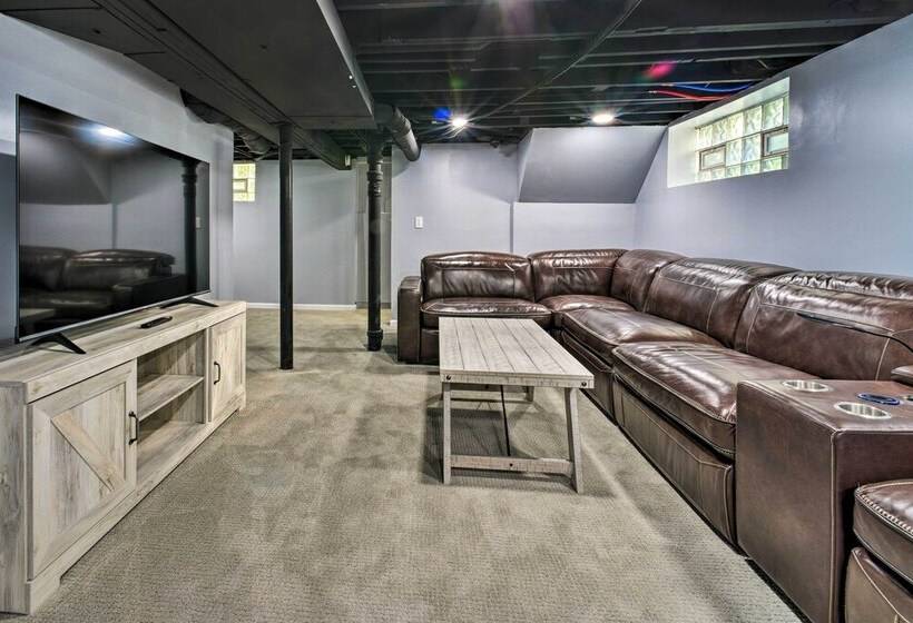 Historic Dearborn Home: 13 Mi To Downtown Detroit!