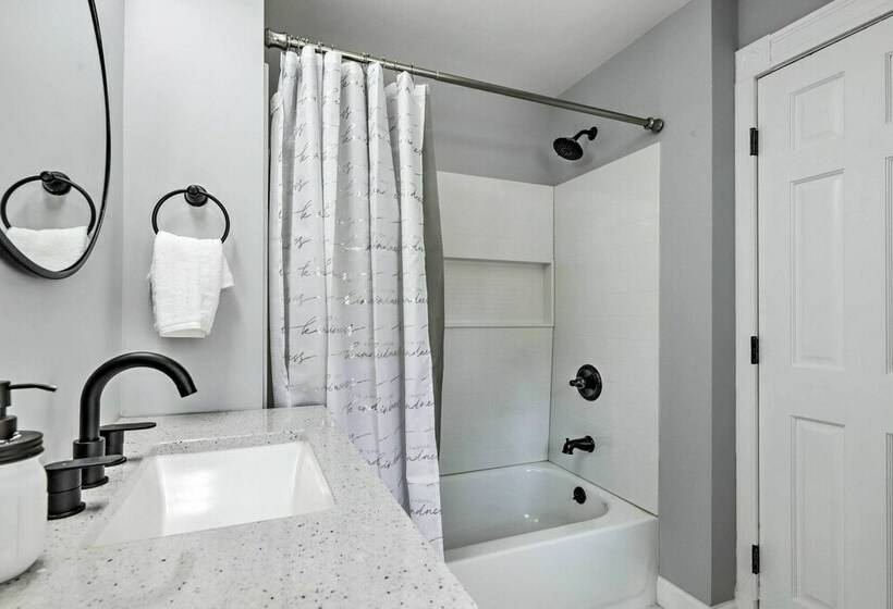 Lakefront Home: 2 Mi To Air Line State Park Trail!