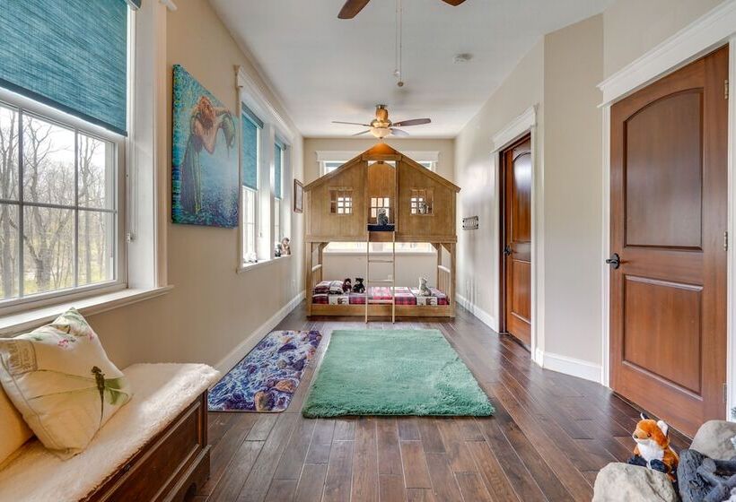 Large Family Home W/ Patios, Gas Grill + Fire Pit!
