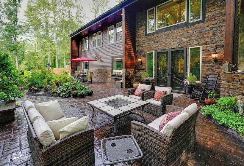 Large Family Home W/ Patios, Gas Grill + Fire Pit!