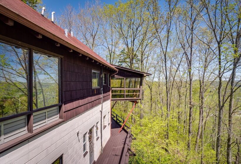 Ledge Lodge  Burkesville Getaway: Pool & Views!