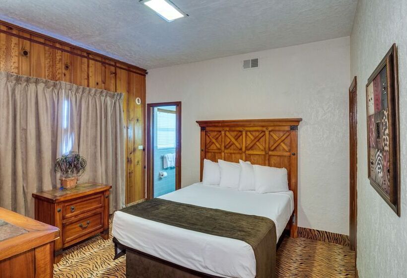 Ledge Lodge  Burkesville Getaway: Pool & Views!