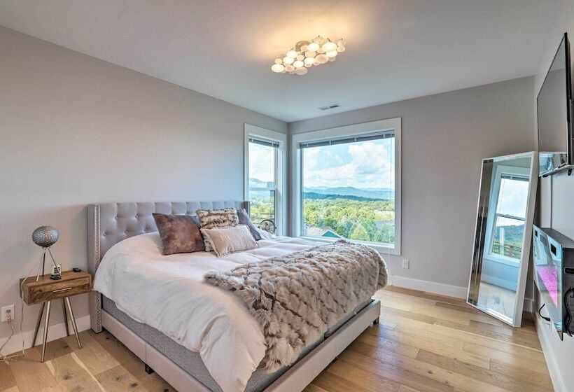Luxe Asheville Home W/ Stunning Mountain Views!