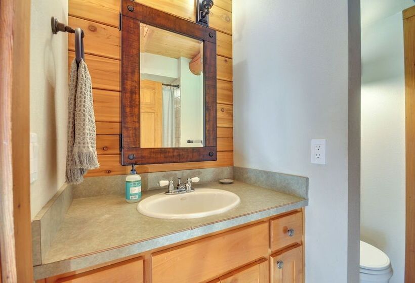 Luxe Cabin In The Woods: Walk To Lake!