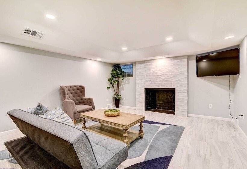 Luxurious Detroit Home   Walk To Golf & Park!