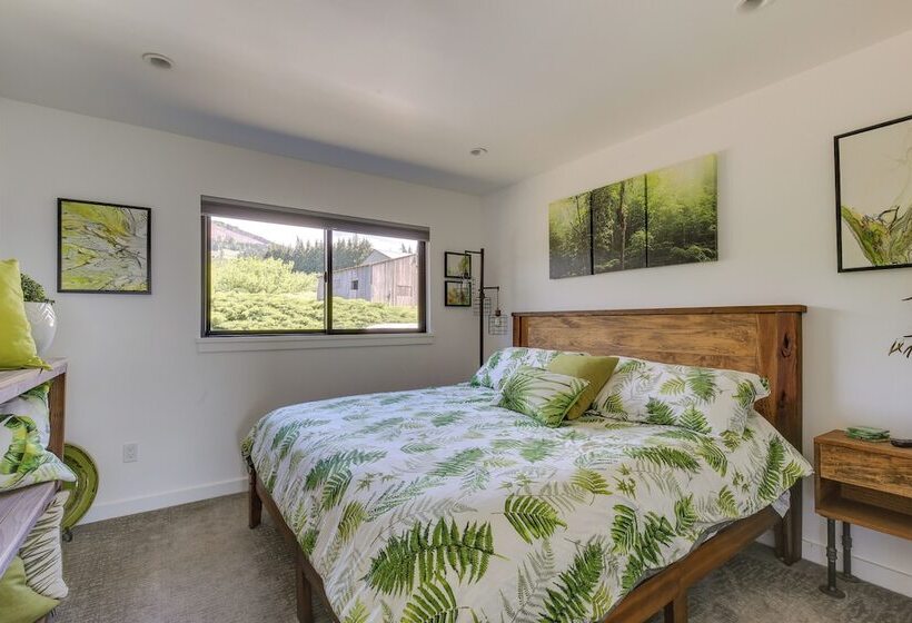 Mt Hood Views: Modern Underwood Home W/ Deck!