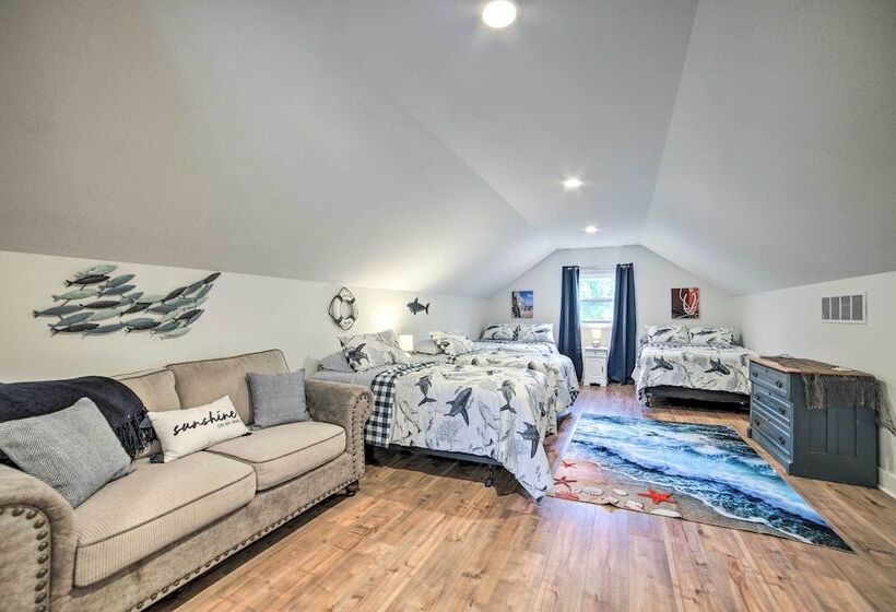 Newly Built Gilletts Lake Gem: Dock & Hot Tub