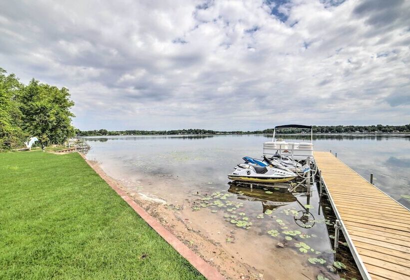 Newly Built Gilletts Lake Gem: Dock & Hot Tub