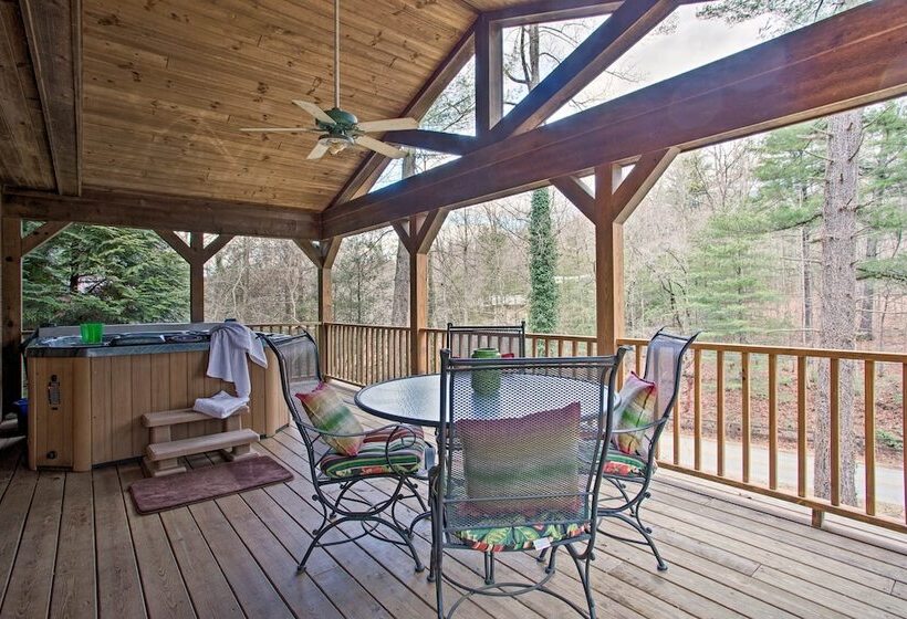 North Carolina Abode   Hot Tub, Foosball & Grill!
