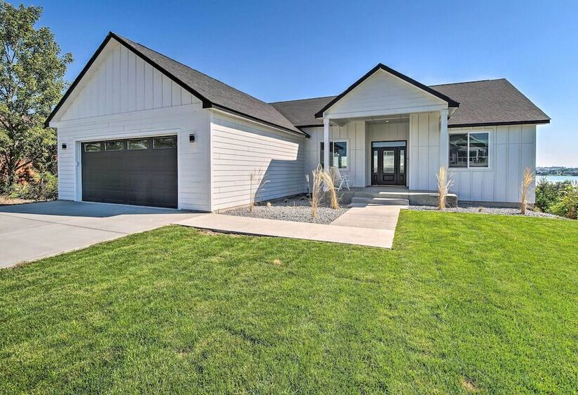 Picturesque Moses Lake House W/ Boating Dock