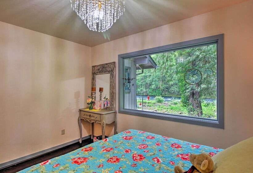 Quiet & Romantic Riverfront Mckenzie Bridge Cabin!