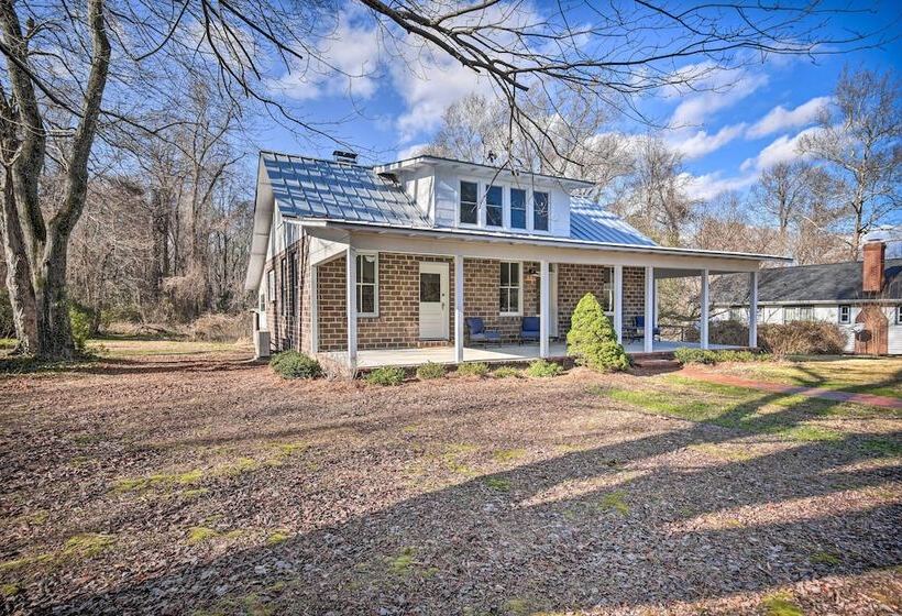 Radiant Gloucester House W/ Private Porch!