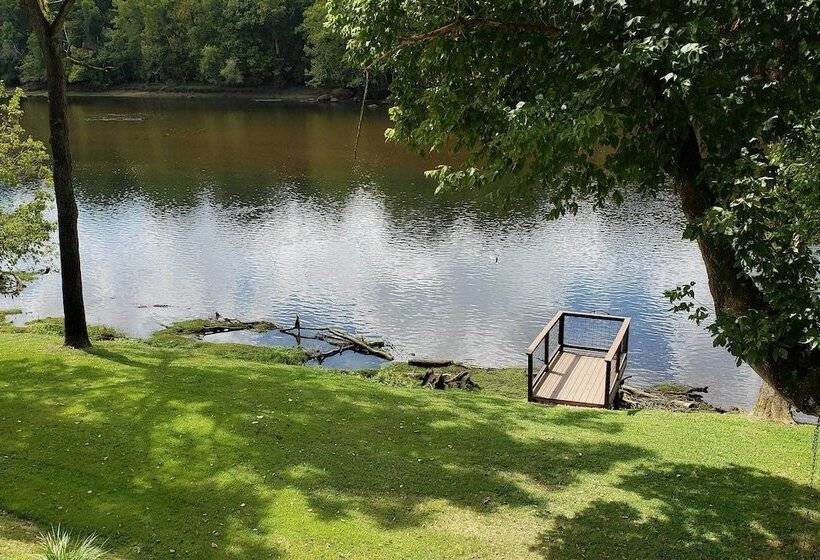 Riverside Hide A Way  W/ Patio, Bbq, Fishing Pier