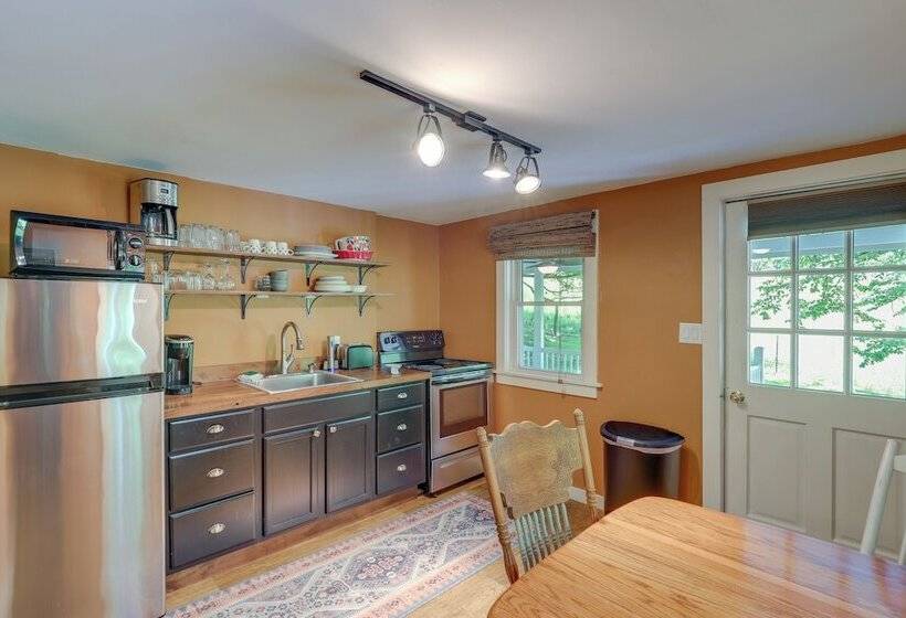 Secluded Marshall Cottage: Hot Tub + Mountain View