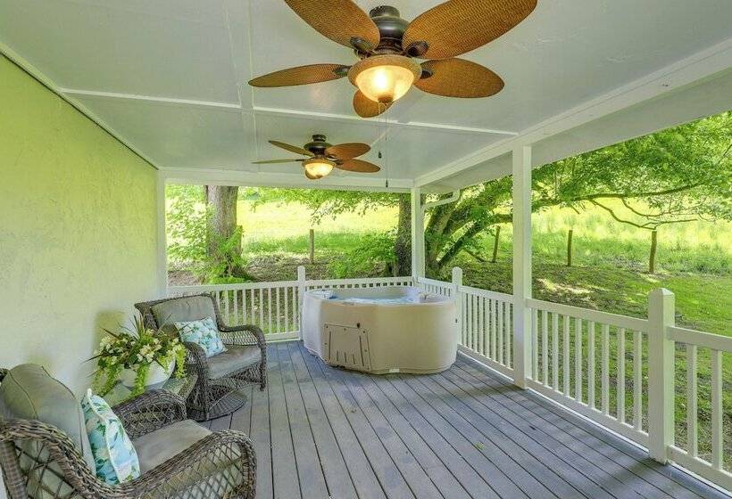 Secluded Marshall Cottage: Hot Tub + Mountain View