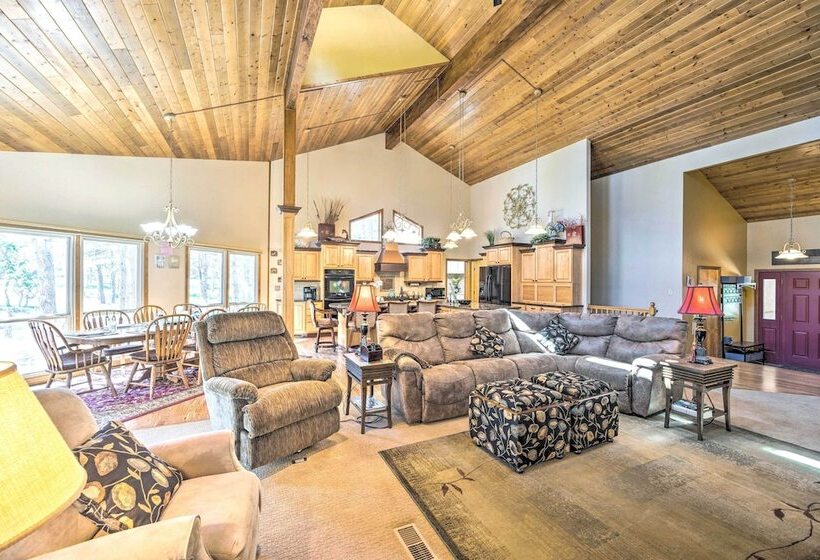 Serene Monument Sanctuary W/ Patio & Fire Pit!