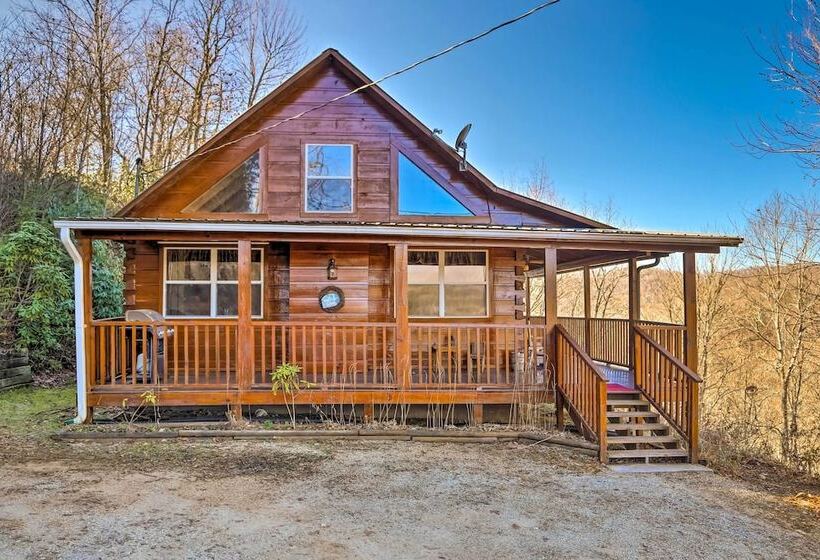 Smoky Mountain Retreat W/ Deck & Mountain Views!