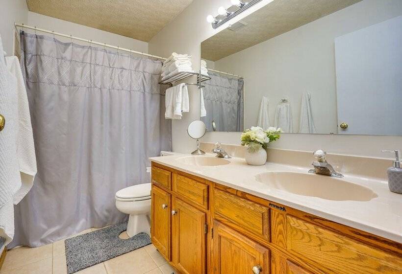 Spacious Home W/ Deck   9 Mi To Downtown Columbus