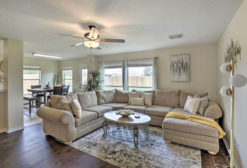 Spacious Houston Home ~ 22 Mi To Downtown!