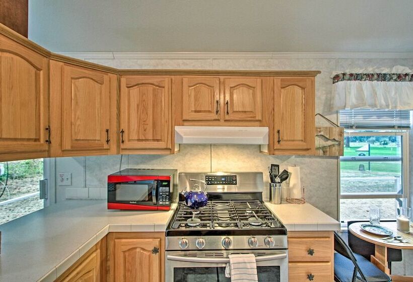 Woodsy Packwood Haven W/ Golf Course Access!