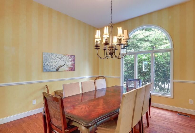 Secluded Retreat W/ Hot Tub & Game Room!