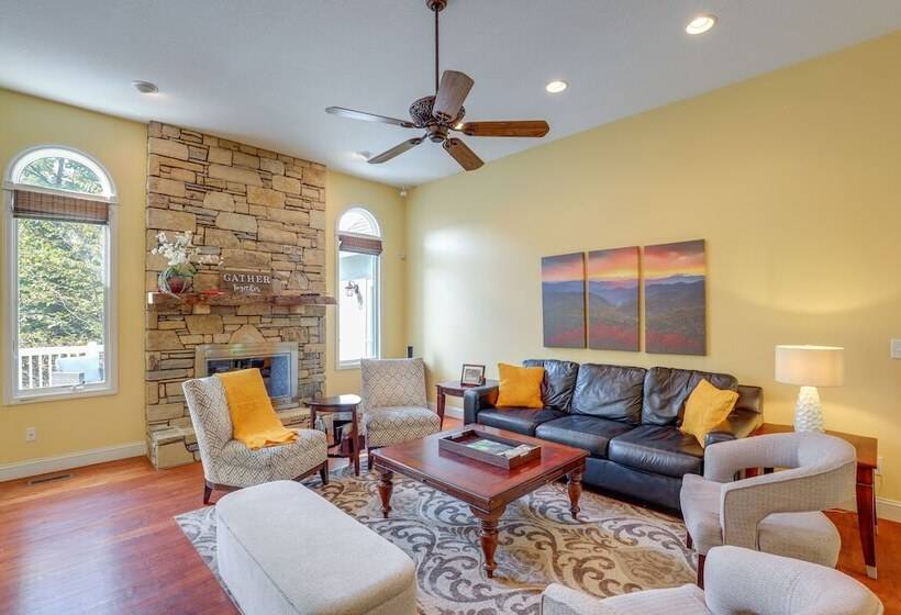 Secluded Retreat W/ Hot Tub & Game Room!