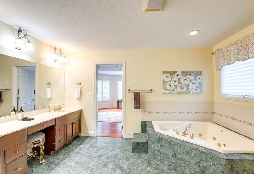 Secluded Retreat W/ Hot Tub & Game Room!