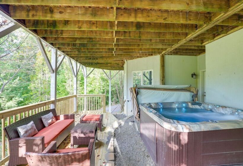 Secluded Retreat W/ Hot Tub & Game Room!