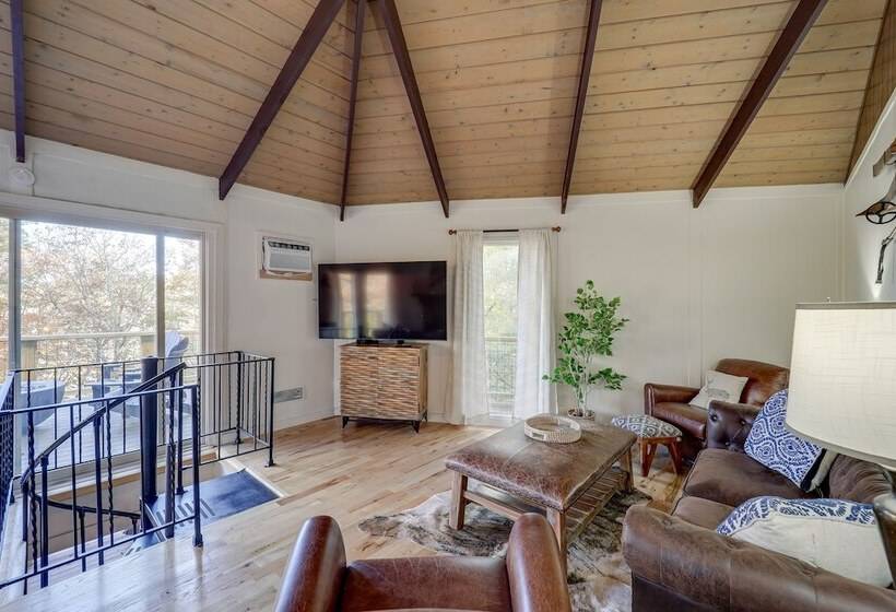 Beech Mountain Cabin W/ Hot Tub: 1 Mi To Slopes!