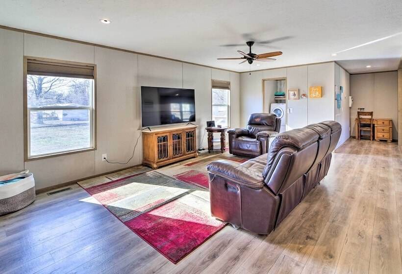 Bright Bernice Home W/ Yard, Close To Marinas!