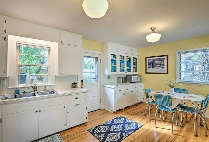 Bright Clear Lake Getaway, 4 Blocks To Downtown!