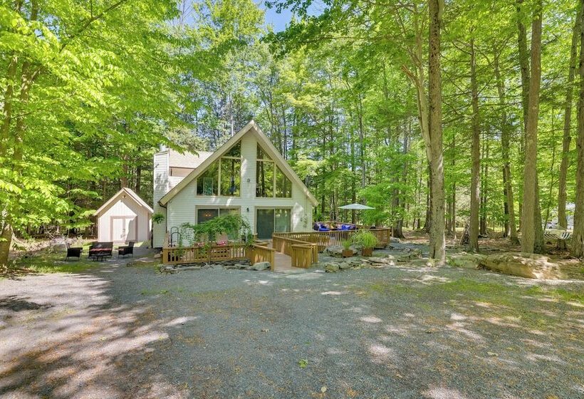 Chalet On The Green: Cozy Lake Ariel Retreat!