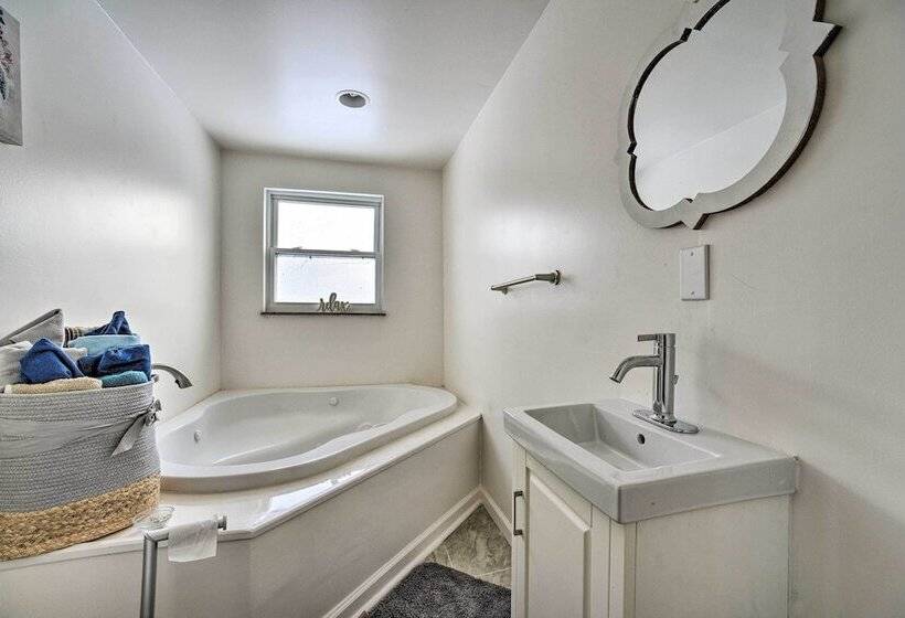 Charming Detroit Escape   14 Mi To Downtown!