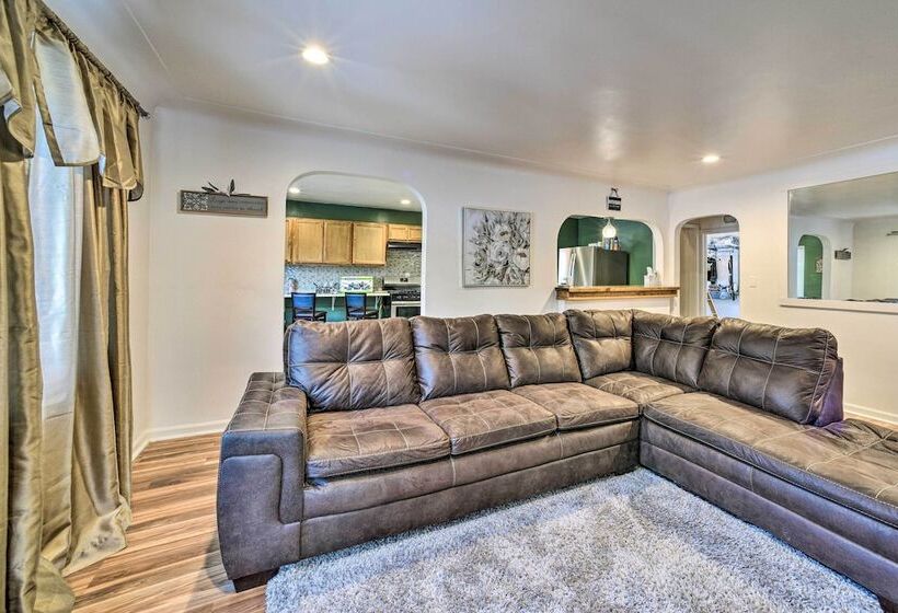 Charming Detroit Escape   14 Mi To Downtown!