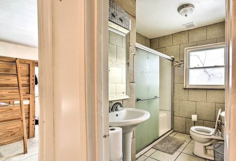 Charming Detroit Escape   14 Mi To Downtown!
