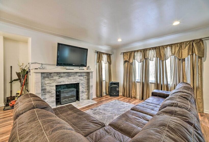 Charming Detroit Escape   14 Mi To Downtown!