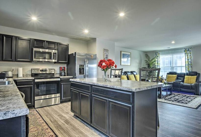 9 Mi To Duke University: Spacious Home W/ Yard!