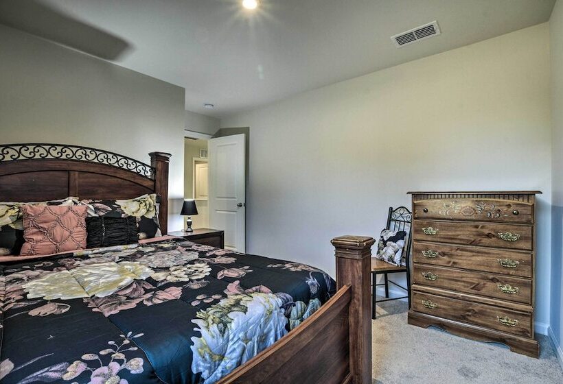 9 Mi To Duke University: Spacious Home W/ Yard!