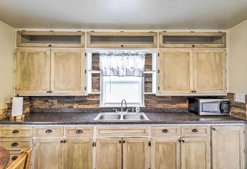 Cozy Helper Home W/ Fenced Yard, Pets Welcome