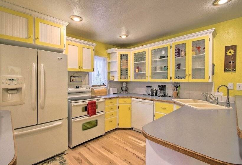 Cozy Home W/ Hot Tub: Half Mi To Salmon River!
