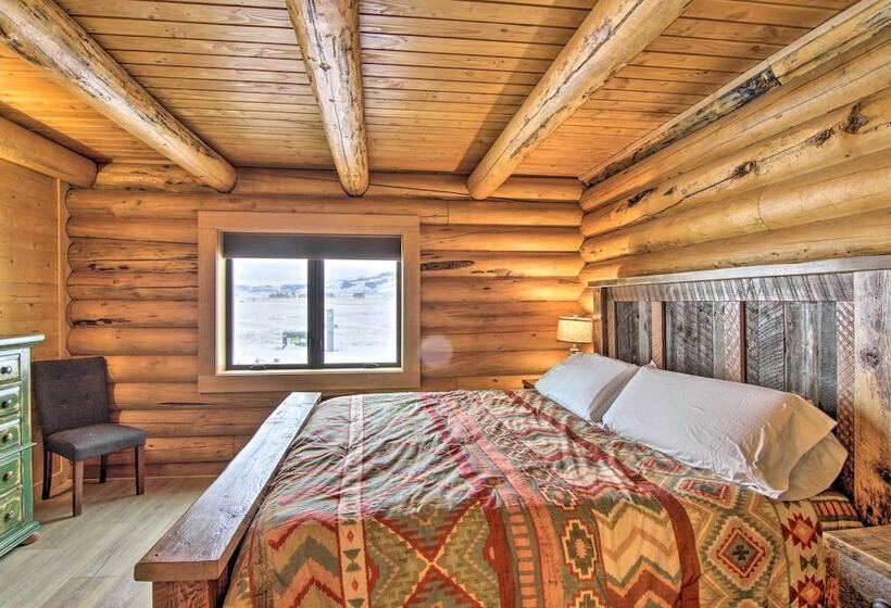 Stunning Mountain Views: Livingston Cabin W/ Deck!