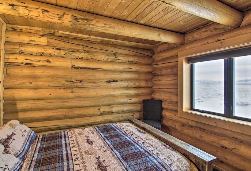 Stunning Mountain Views: Livingston Cabin W/ Deck!