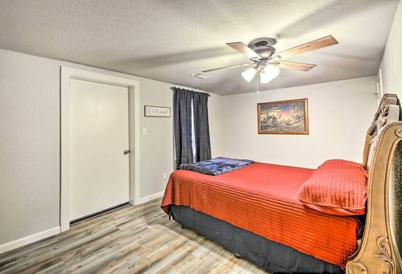 11 Mi To Lake Ouachita: Family Cabin W/ Yard