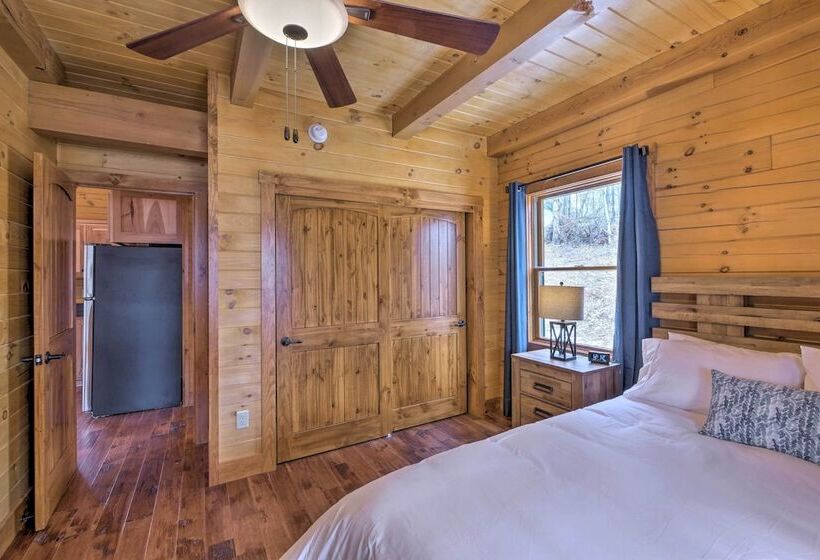 Family Friendly Warsaw Cabin W/ Deck & Fireplace!